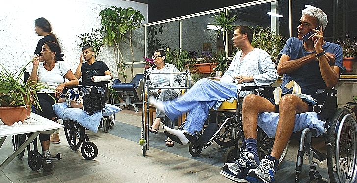 Patienten im Wartezimmer einer Arztpraxis