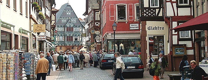 Miltenberg mit Hotel zum Riesen und eine Menge Leute davor