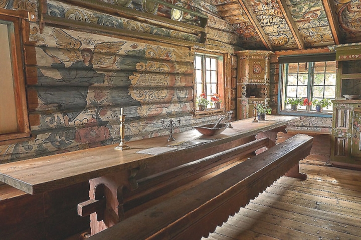 Historische Spessart-Stube mit traditioneller Wandmalerei und langer Massivholztafel