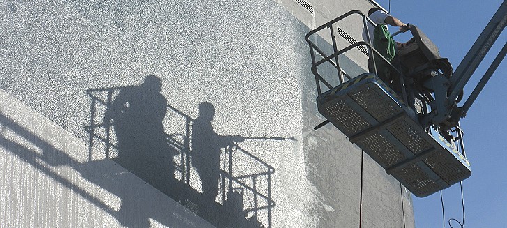 Foto mit 2 Männer bei der Fassadenreinigung