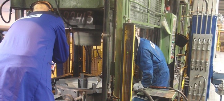 2 Mann auf Industriereinigung