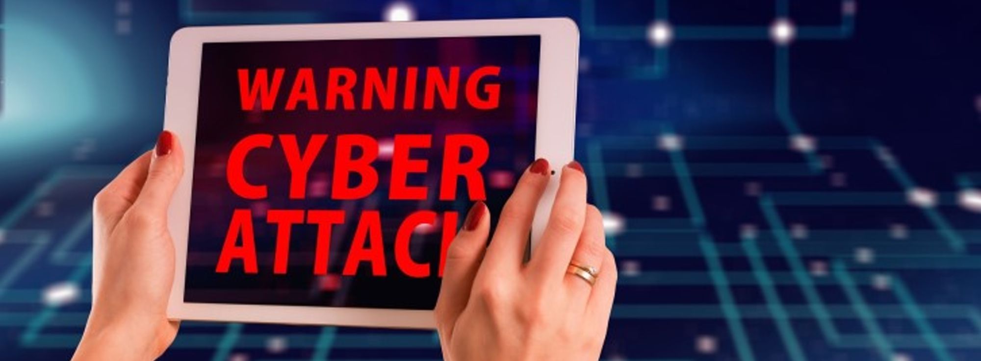 Tafel mit Schrift "WARNING CYBER ATTACK
