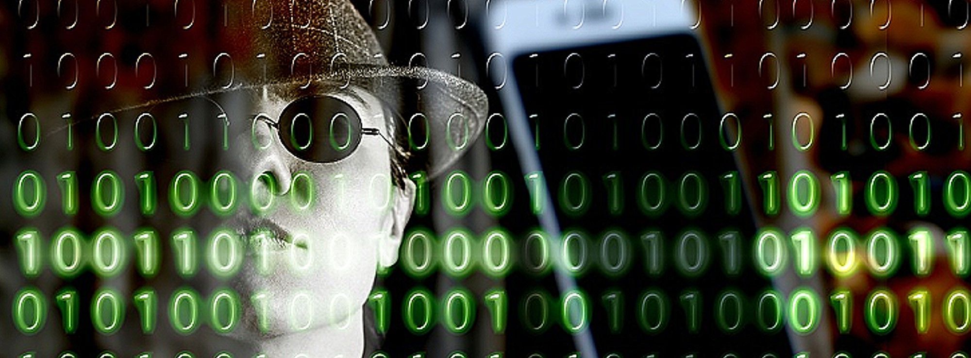 Cybermann als Datenspion  mit Hut und Sonnenbrille, hinter einer Binärenmatrix 