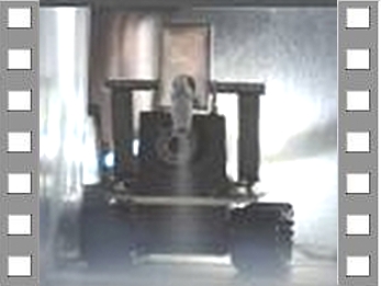 Foto wie der kleine Panzer im Abluftschacht reinigt